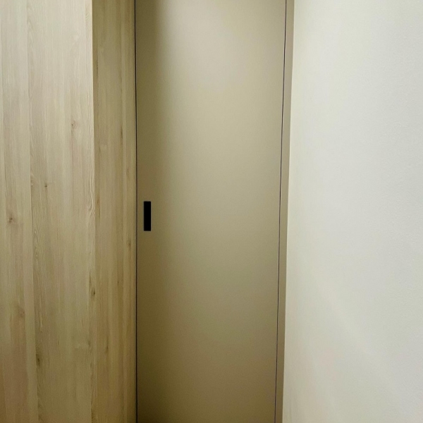 Předsíň s dveřmi do šatny