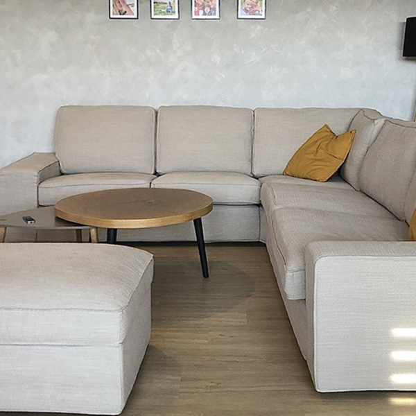 Obývací pokoj s knihovnou a barem