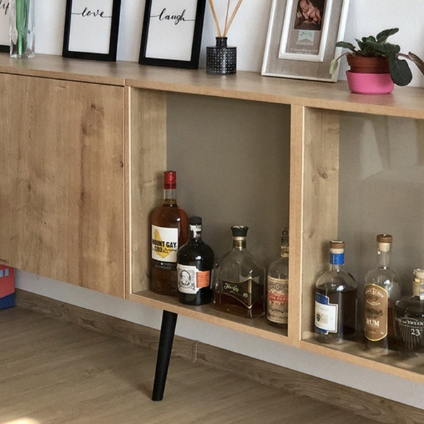 Obývací pokoj s knihovnou a barem