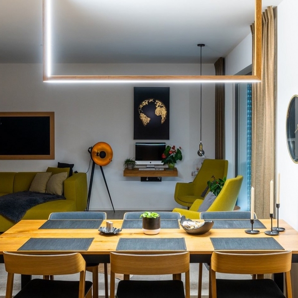 Jídelna s designovým osvětlením