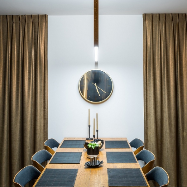 Jídelna s designovým osvětlením