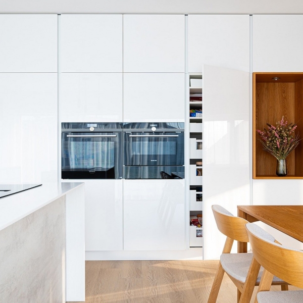 Kuchyně prostorná s dýhou